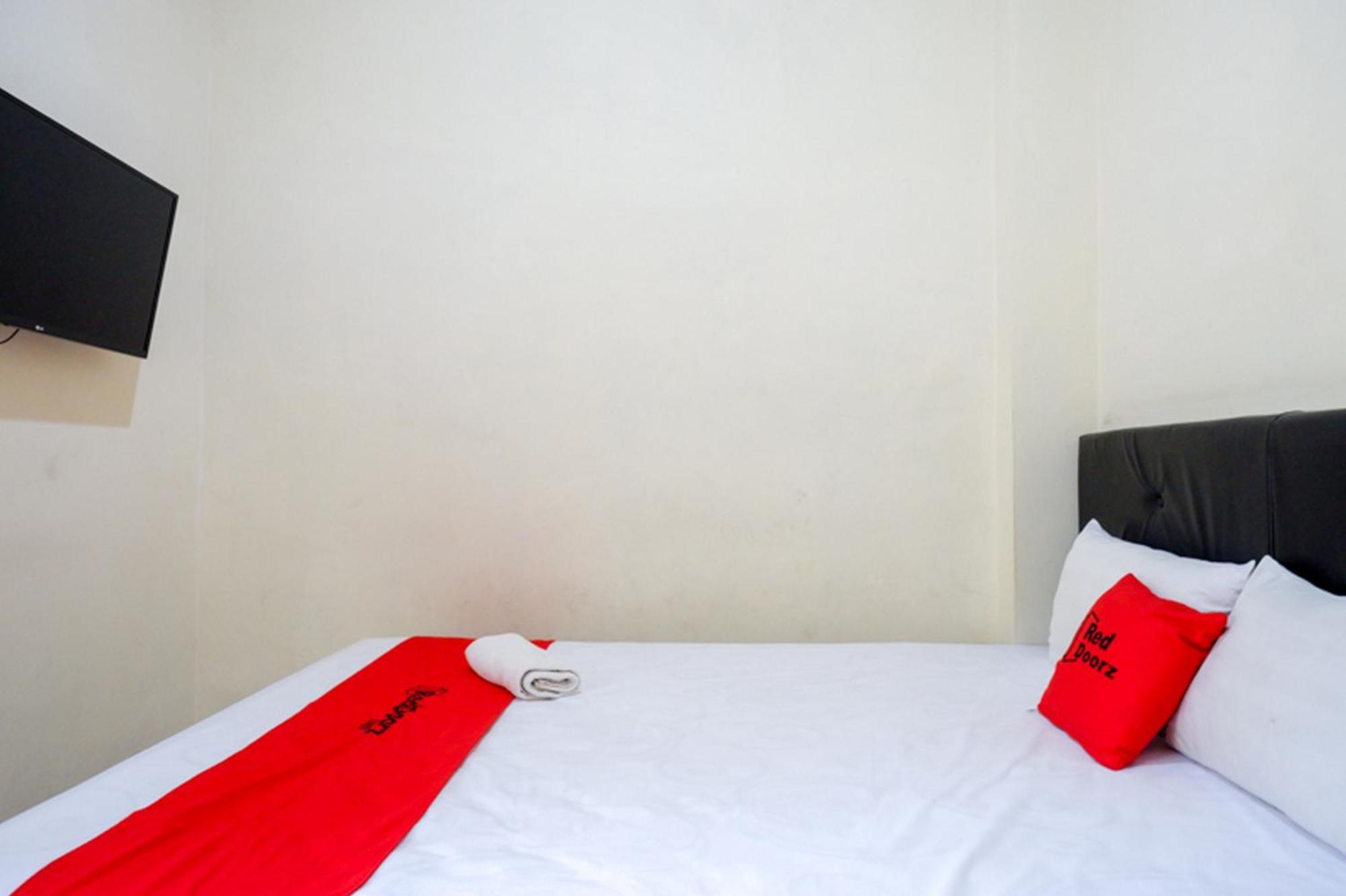 Hotel Reddoorz Syariah Near Purwosari Train Station Solo Exterior foto