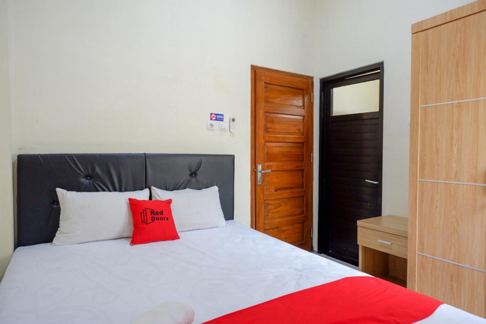 Hotel Reddoorz Syariah Near Purwosari Train Station Solo Exterior foto