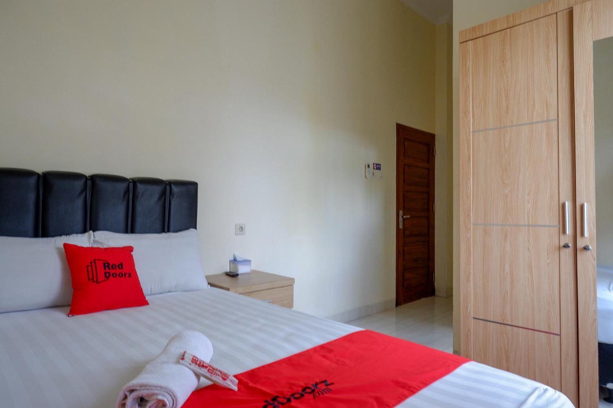 Hotel Reddoorz Syariah Near Purwosari Train Station Solo Exterior foto
