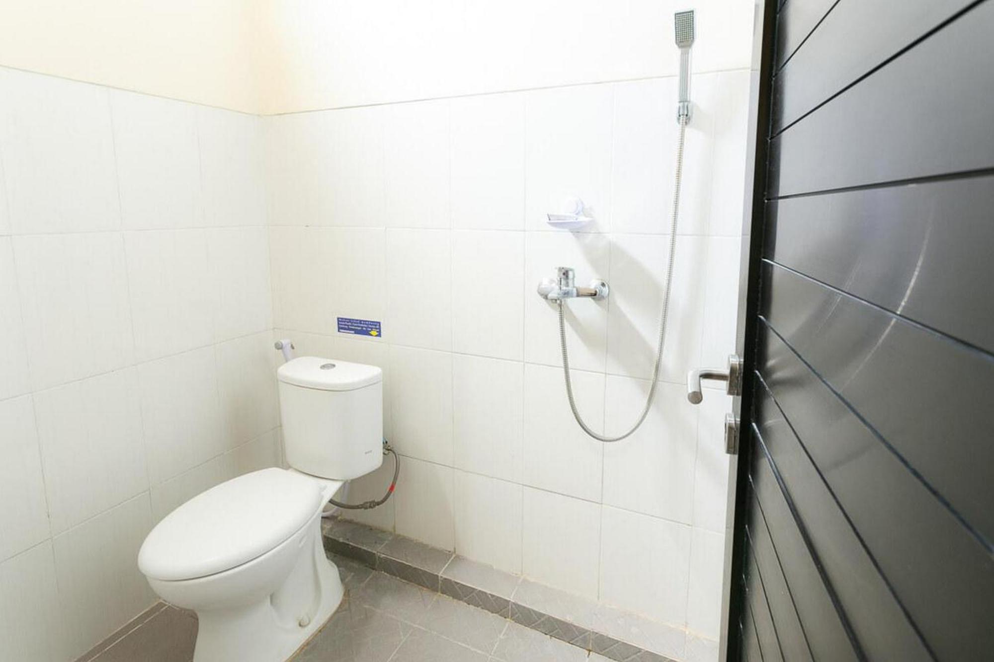 Hotel Reddoorz Syariah Near Purwosari Train Station Solo Exterior foto