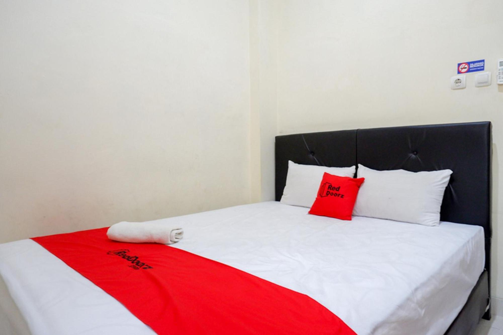 Hotel Reddoorz Syariah Near Purwosari Train Station Solo Exterior foto