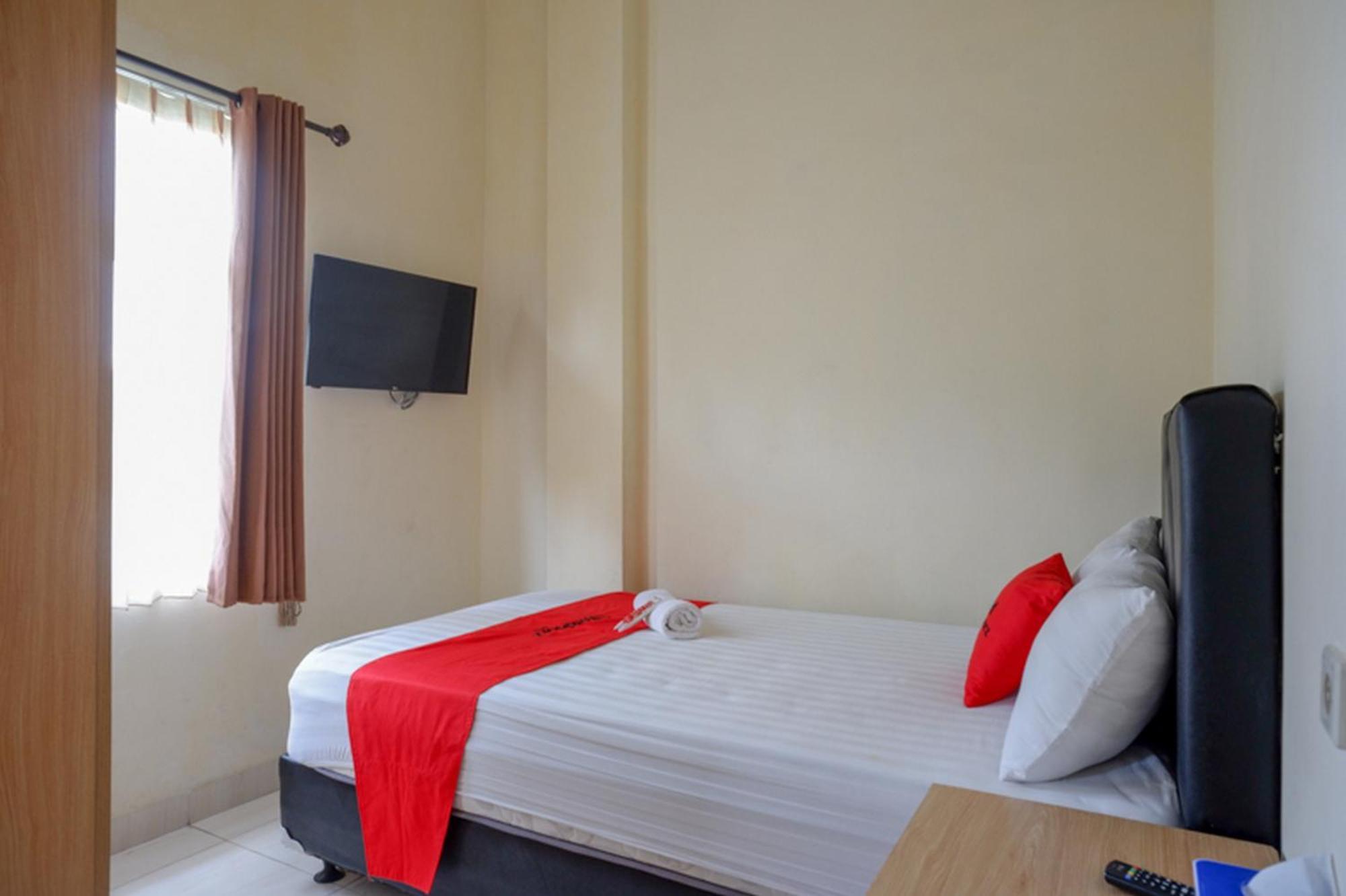 Hotel Reddoorz Syariah Near Purwosari Train Station Solo Exterior foto