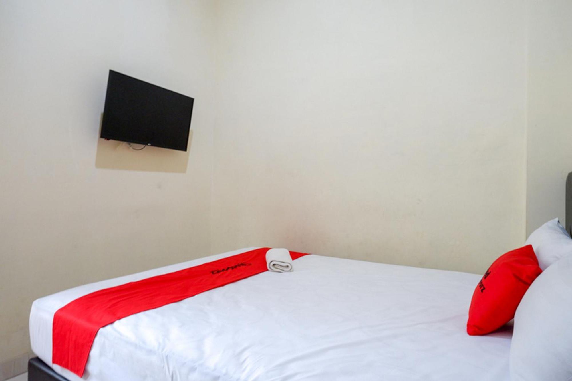Hotel Reddoorz Syariah Near Purwosari Train Station Solo Exterior foto