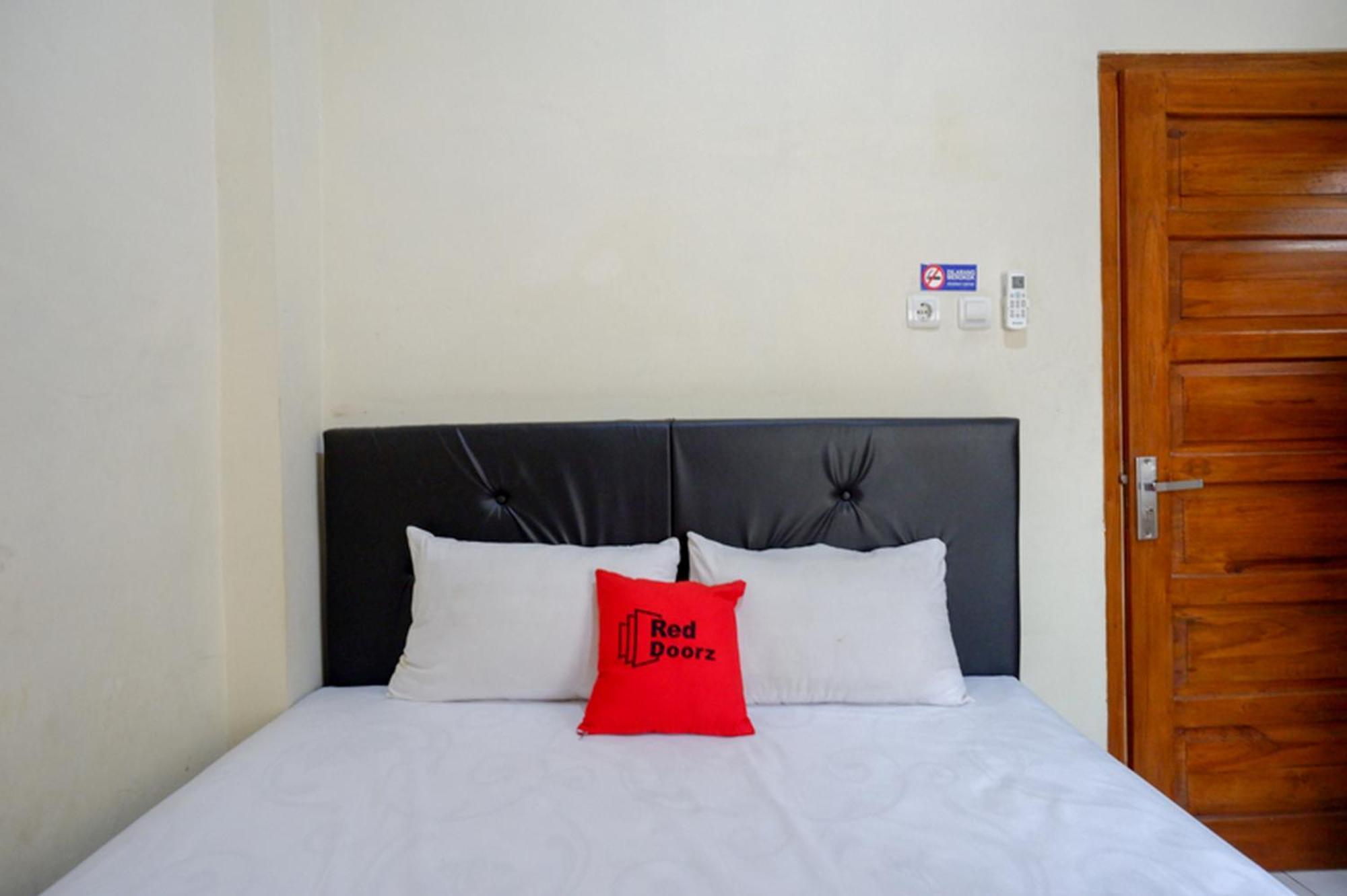 Hotel Reddoorz Syariah Near Purwosari Train Station Solo Exterior foto