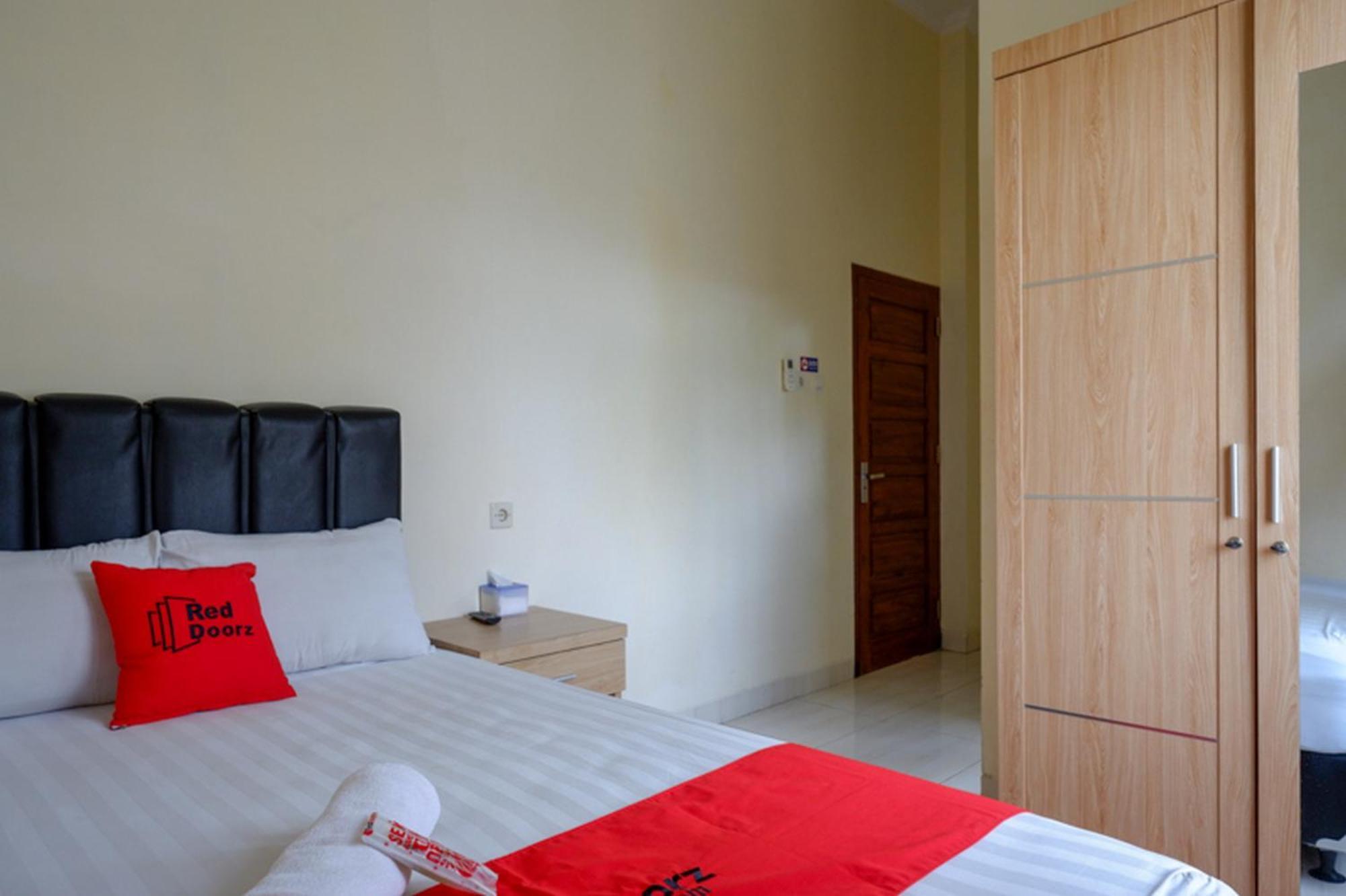 Hotel Reddoorz Syariah Near Purwosari Train Station Solo Exterior foto
