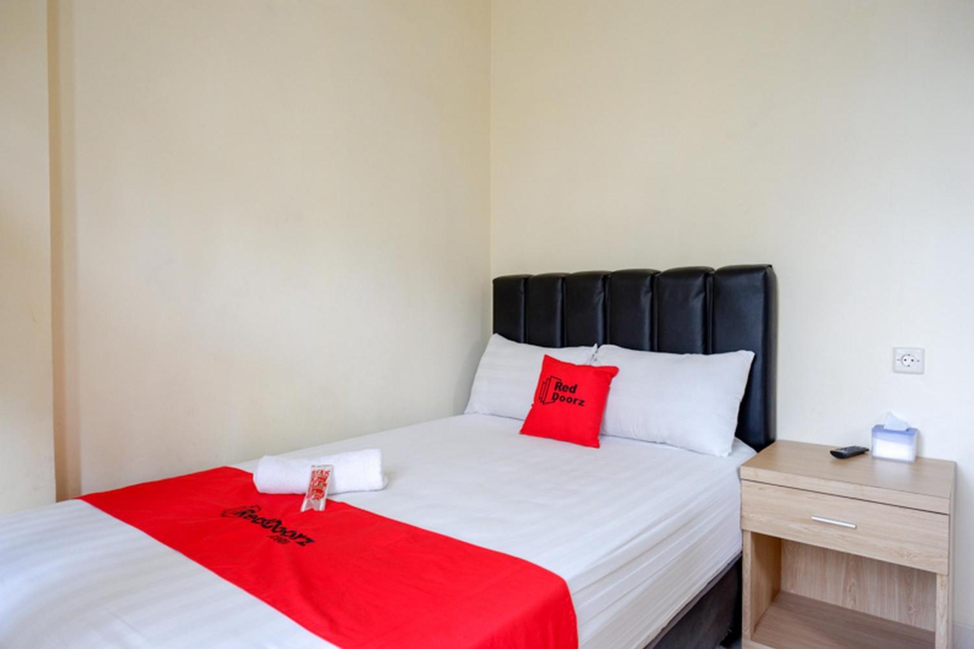 Hotel Reddoorz Syariah Near Purwosari Train Station Solo Exterior foto