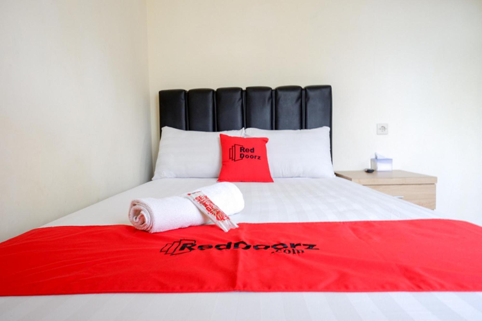 Hotel Reddoorz Syariah Near Purwosari Train Station Solo Exterior foto