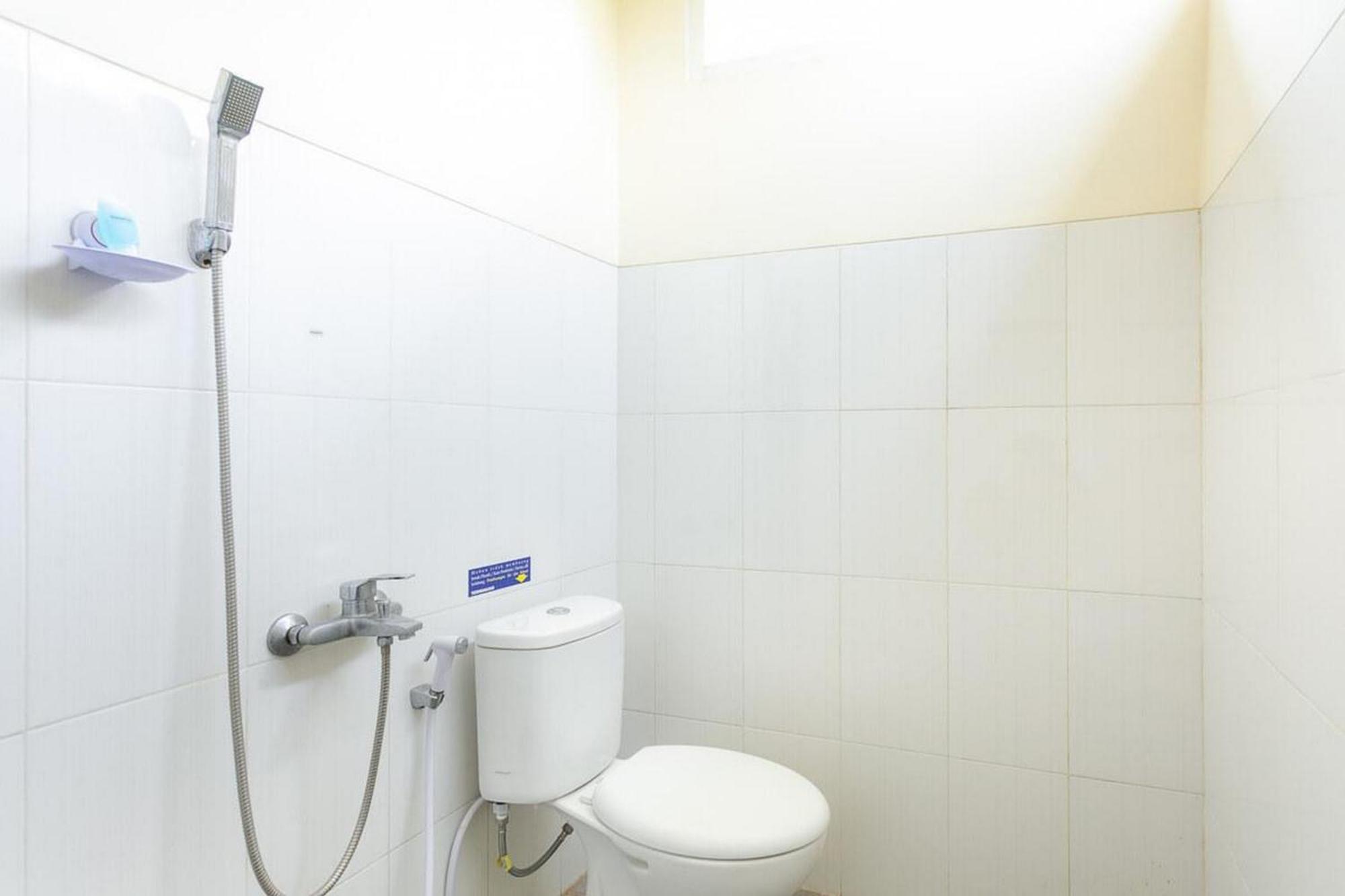 Hotel Reddoorz Syariah Near Purwosari Train Station Solo Exterior foto