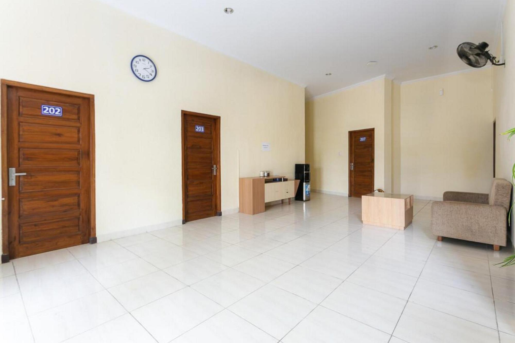 Hotel Reddoorz Syariah Near Purwosari Train Station Solo Exterior foto