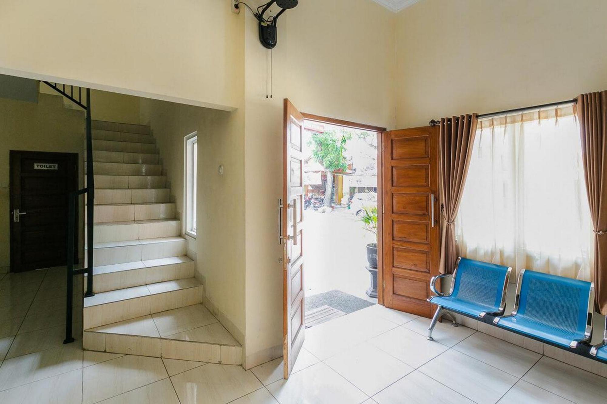 Hotel Reddoorz Syariah Near Purwosari Train Station Solo Exterior foto